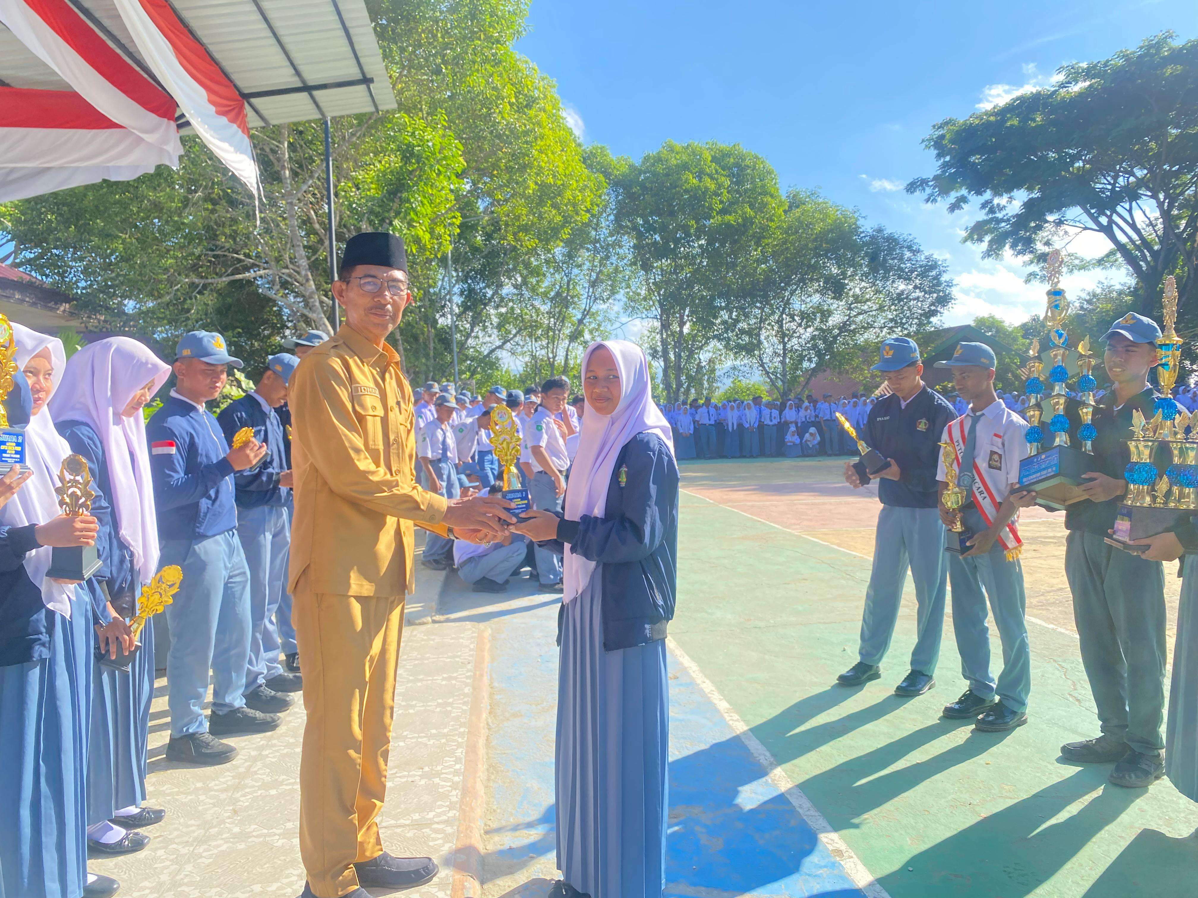 Penyerahan Piagam dan Piala Gold Generation Scout Vol. 3 Pramuka Wonua Sakti